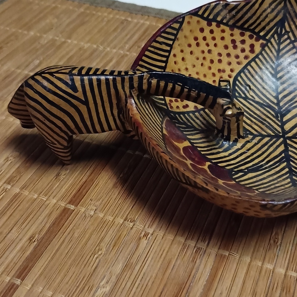 Zebra timber dish - Picture 3 of 8